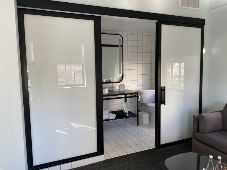 バスルームの扉はスライド式でした