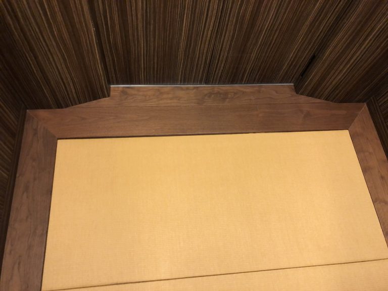 エレベーター内床面です。畳が敷かれています。