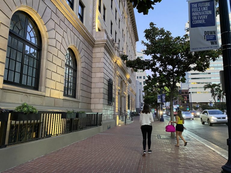 ホテル前大通りBroadway