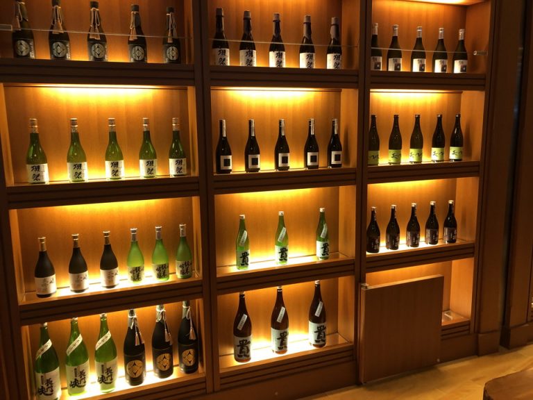 ダイニング壁面に日本酒瓶が飾られています。