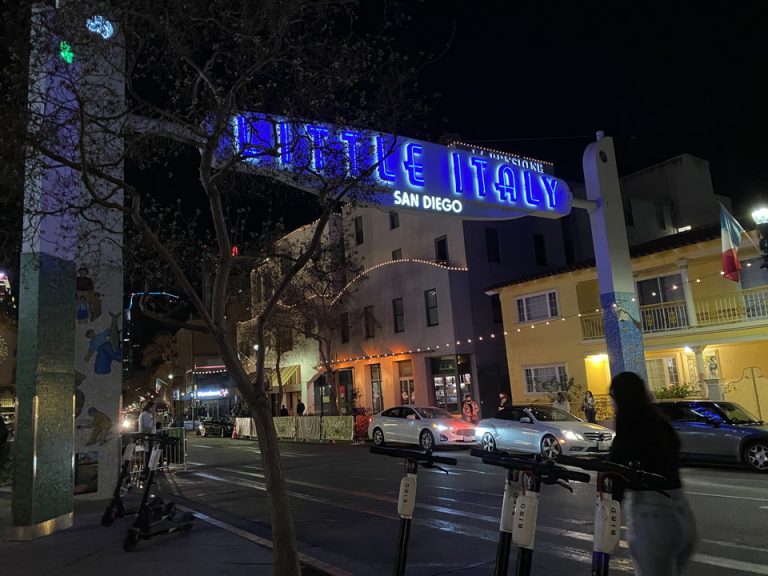 ホテルから北に車で5分すぐにLittle Italyがありました