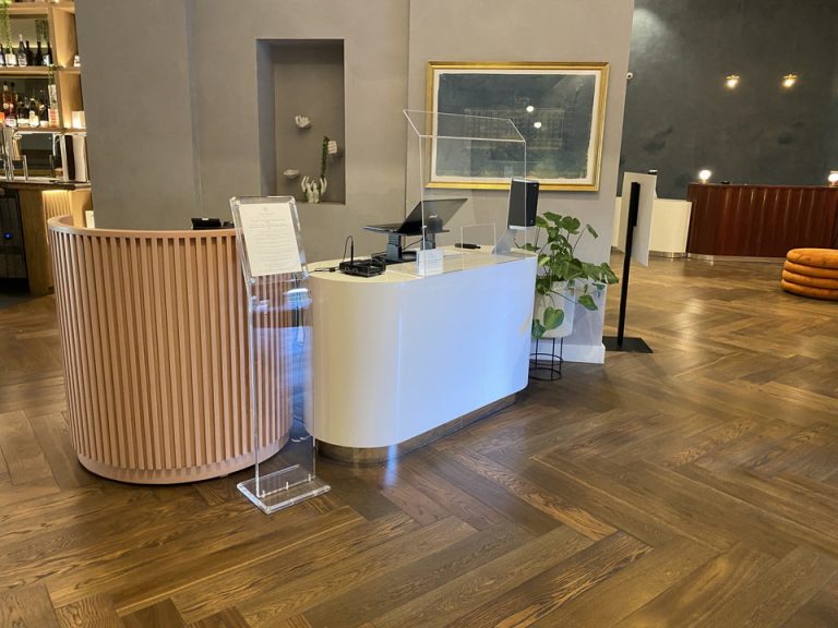 フロントカウンターにはクリアシールドが貼られていました