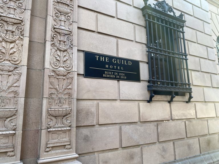 ホテルエントランス 小さな看板は思わず見過ごすくらいでした