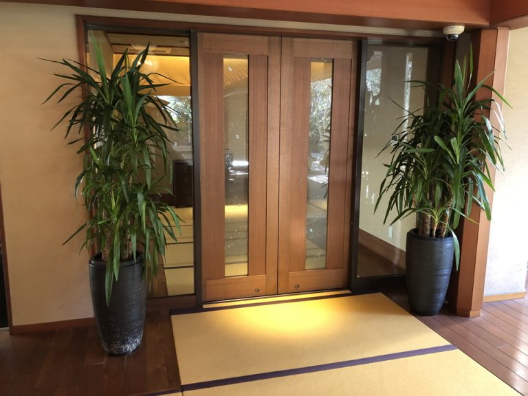 チェックインカウンターから建物内部への扉です。