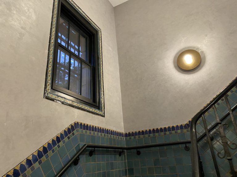 1階から地下にアクセスできる階段はレトロな雰囲気でした