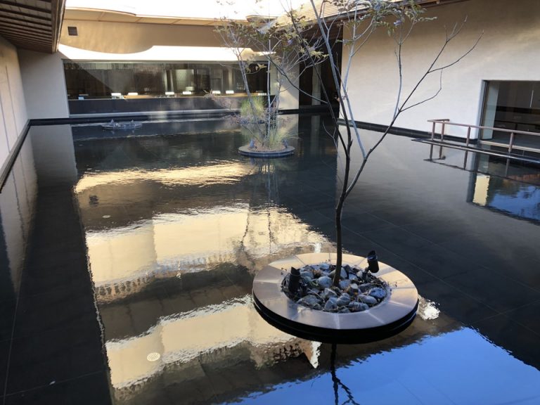 外部からチェックインカウンターに向かう途中の水場です。(1)