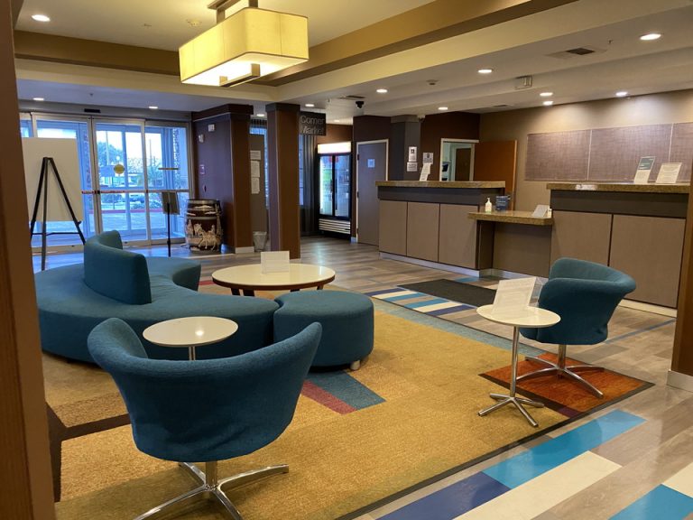 フロントには可愛らしいソファがありました