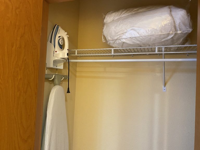 クローゼットの中には追加のブランケット等もありました