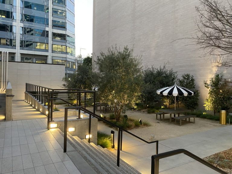 ホテル中庭はダウンタウンらしくビルで囲まれていて不思議な空間にも感じました。夕方はライトアップされていました