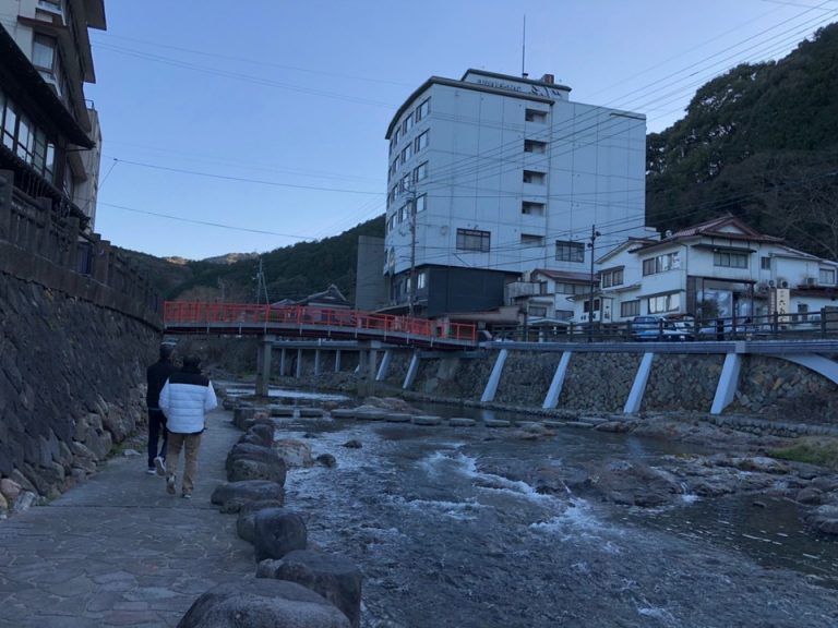 ホテル周辺の音信川です。川沿いを散策できるようになっています。