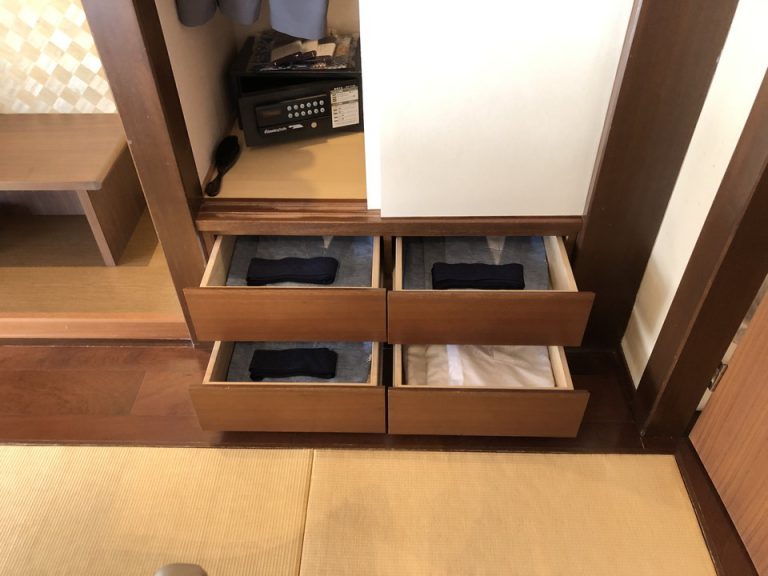 クローゼットです。上段に上着類、引き出しは各段に3サイズずつ、浴衣が入っています。(7)