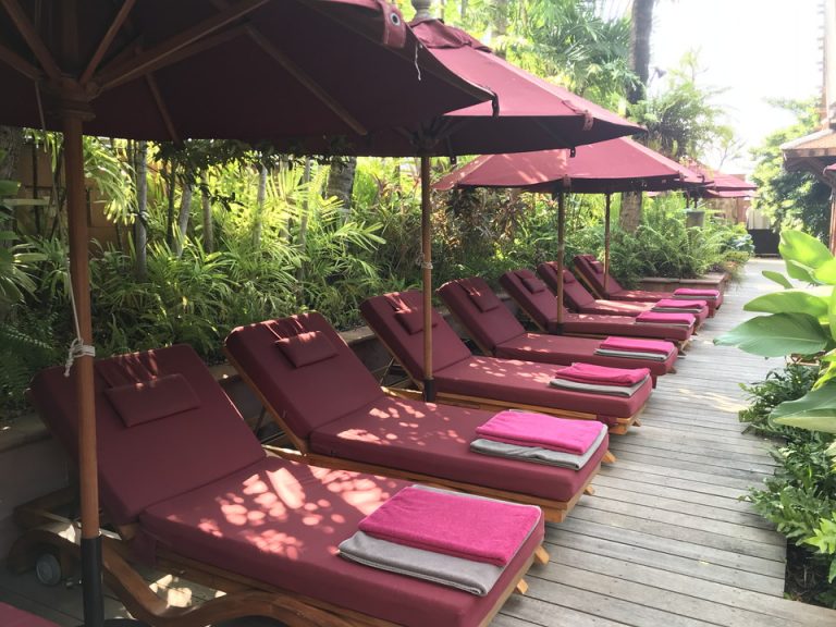 プールサイドのベッド(4)