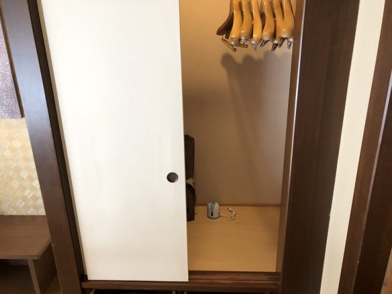 クローゼットです。上段に上着類、引き出しは各段に3サイズずつ、浴衣が入っています。(2)