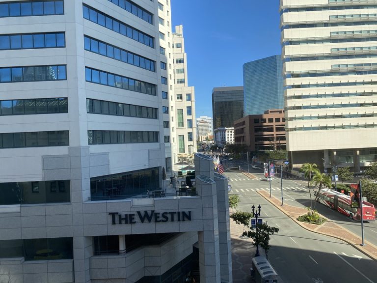 トイレには窓ガラスがありそこからは隣のホテルが見えました