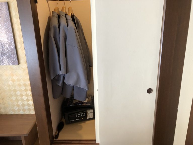 クローゼットです。上段に上着類、引き出しは各段に3サイズずつ、浴衣が入っています。(3)