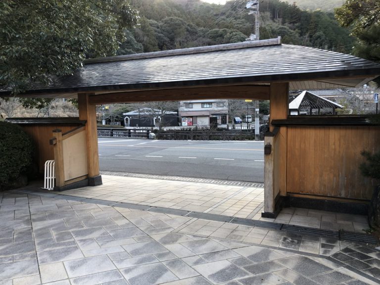 建物正面門(内側から)です。