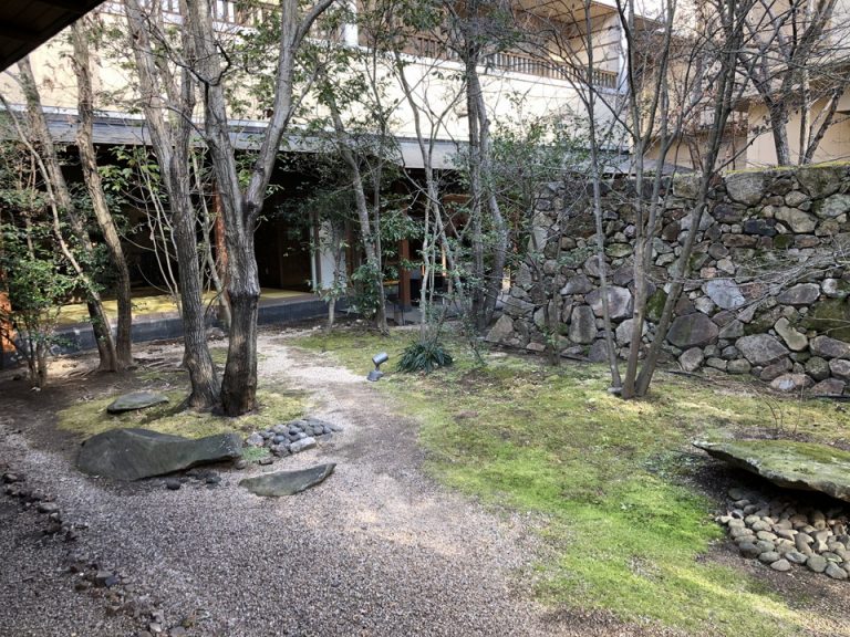チェックインカウンター前から庭園の風景です。(1)