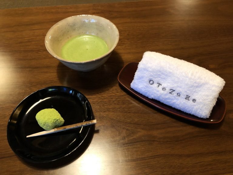 茶房にてチェックイン後、抹茶を立てて下さいます。(1)