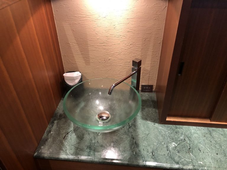 バーカウンター内水場です。飲料水が出てきます。