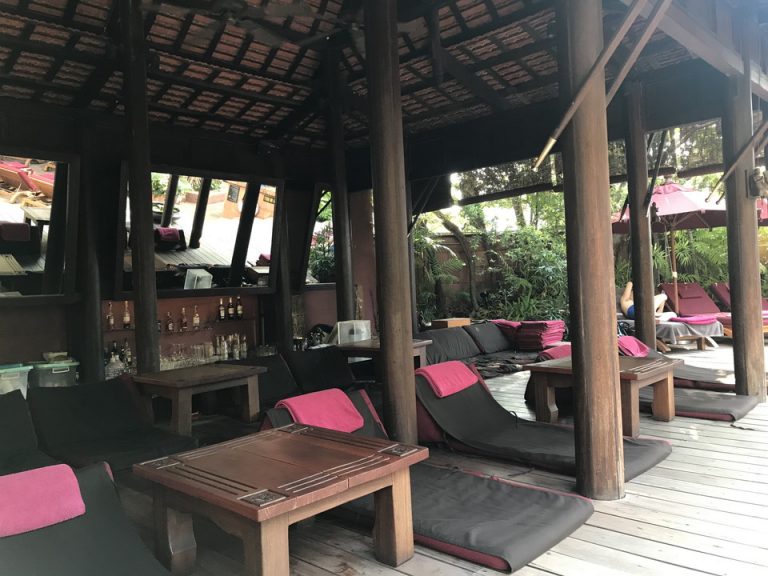 プールサイドのベッド(2)