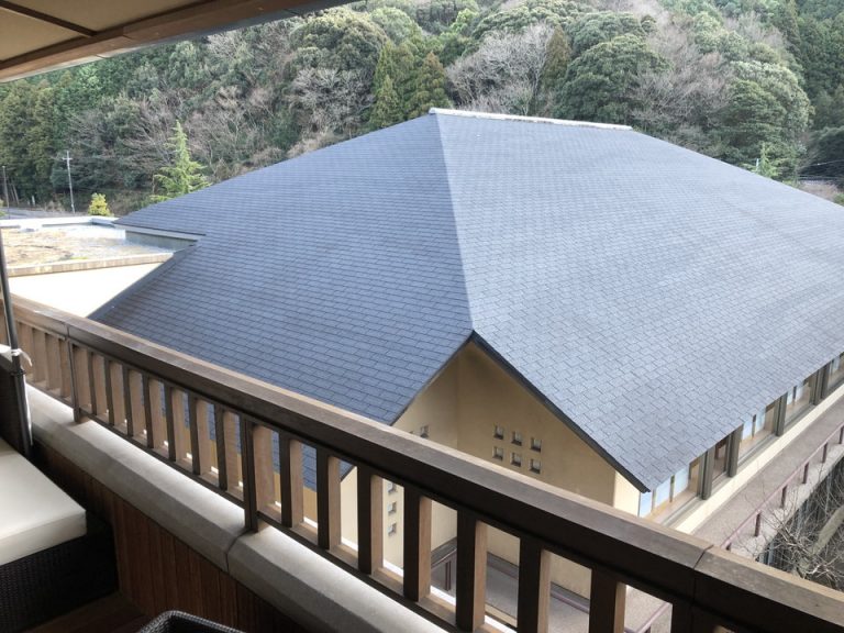 テラスからの風景です。建物が近くにあります。