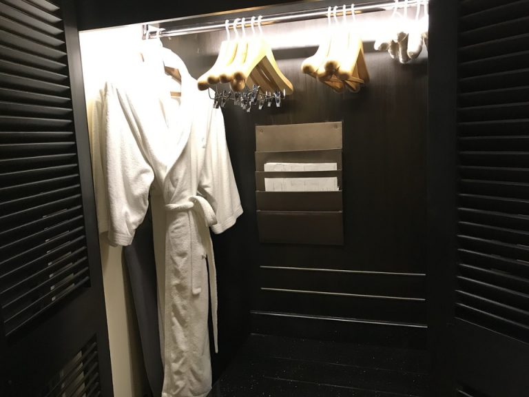 クローゼット外観(開けた状態)(4)