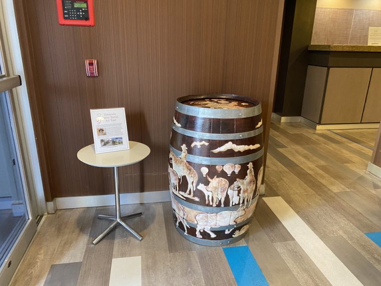 入ってすぐに樽が飾られていました