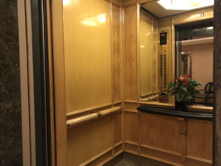 エレベーター内観(1)