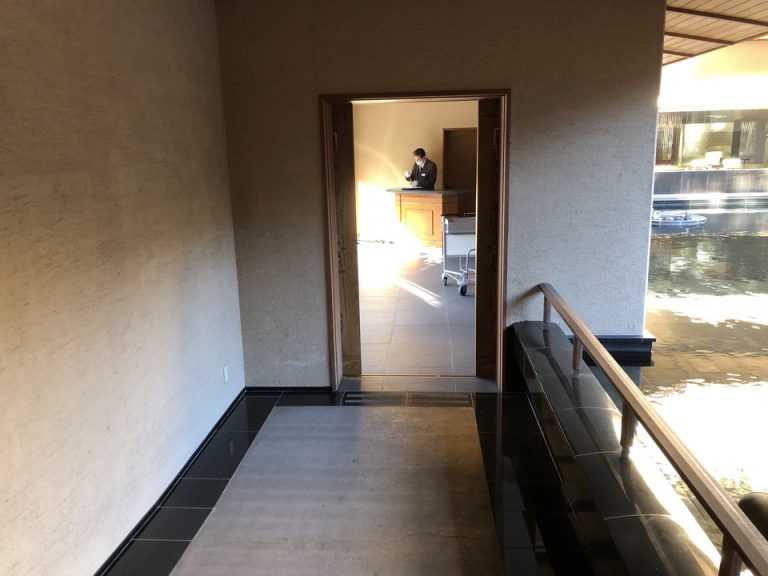 外部との扉(内側から)です。