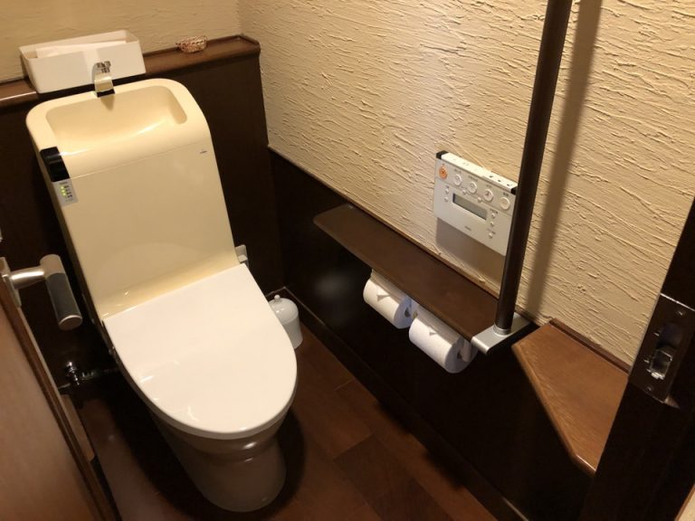 全自動トイレです。客室内に2つあります。