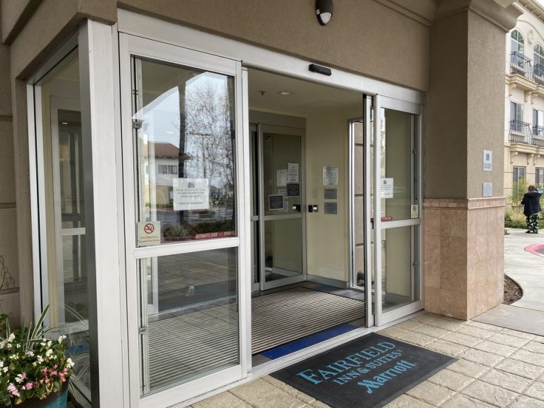 入り口は2枚扉になっていました