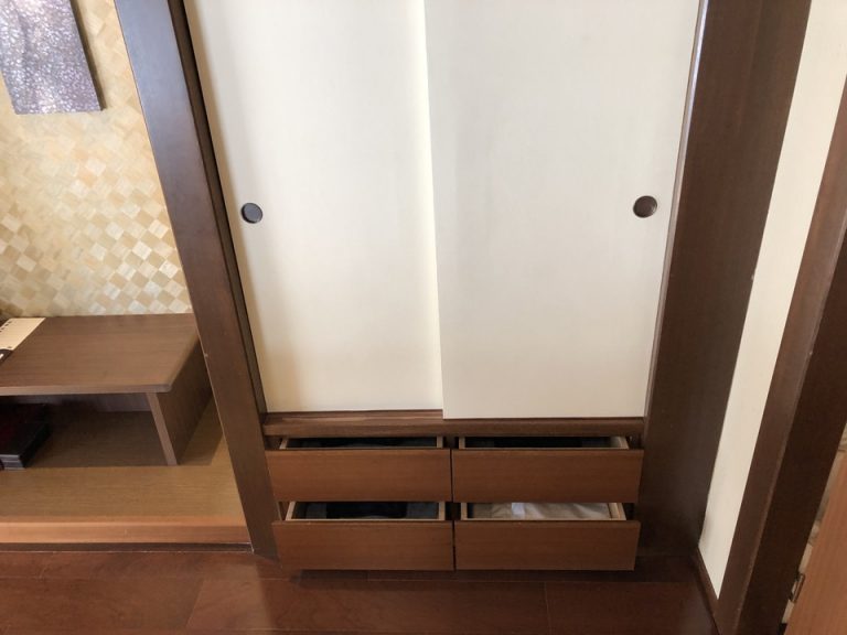 クローゼットです。上段に上着類、引き出しは各段に3サイズずつ、浴衣が入っています。(4)