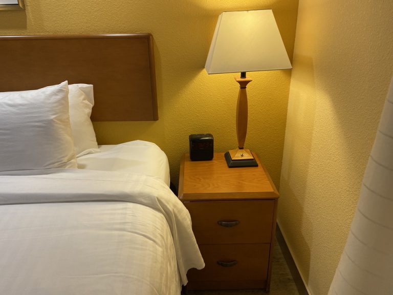 ベッドサイドテーブル