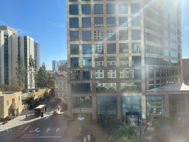 客室からはUPS郵便局の大きな建物が見えました