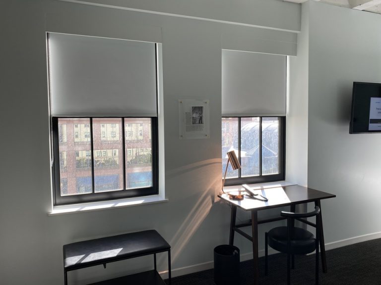 スライドカーテン付きの10cmほど開放できる窓ガラス