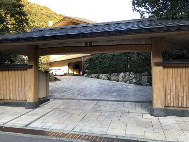建物正面門です。