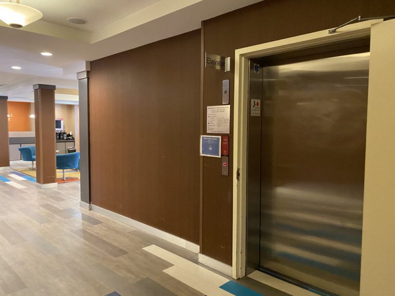 一階エレベーターホール