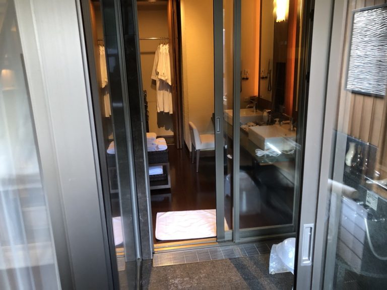客室の露天風呂から洗面所方向です。
