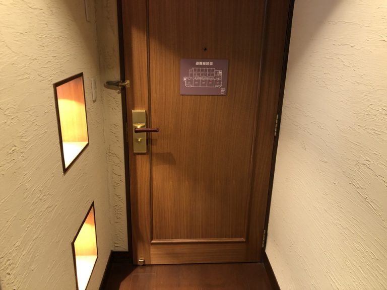 客室扉(内側から)です。