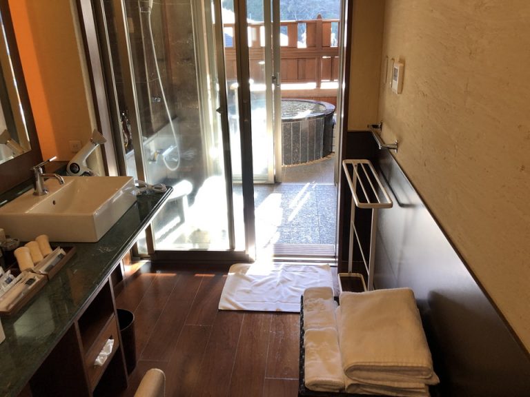 客室の露天風呂(洗面所から)です。