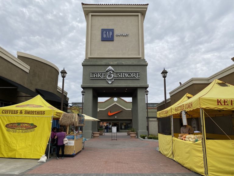 ホテルから15分くらいにある アウトレット Outlet Lake Elsinore