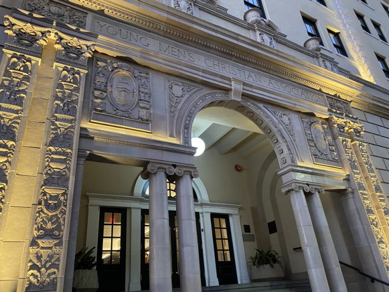 夕方からエントランスはライトアップされていました