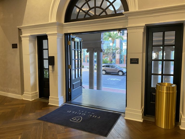 こじんまりした入口