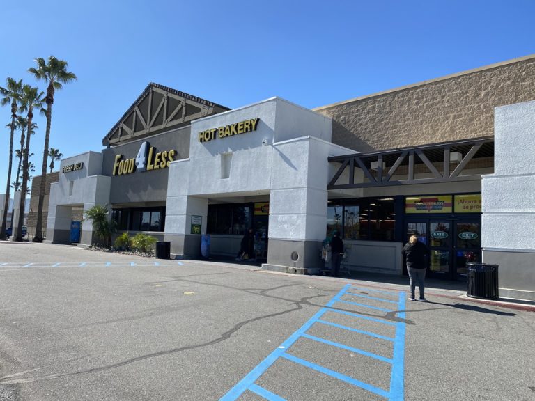 ホテルの裏ハイウェイをまたいだらスーパーがありました