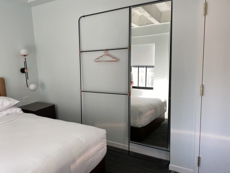 ベッドの横には大きな姿鏡とハンガーラックがありました