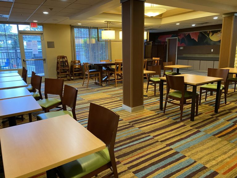 フロント奥にテーブルと椅子がありましたおそらく朝食スペースだと思われます