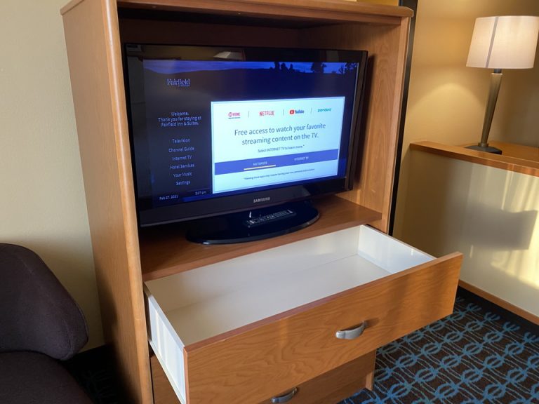 寝室側のテレビの下には十分な広さの収納スペースもありました