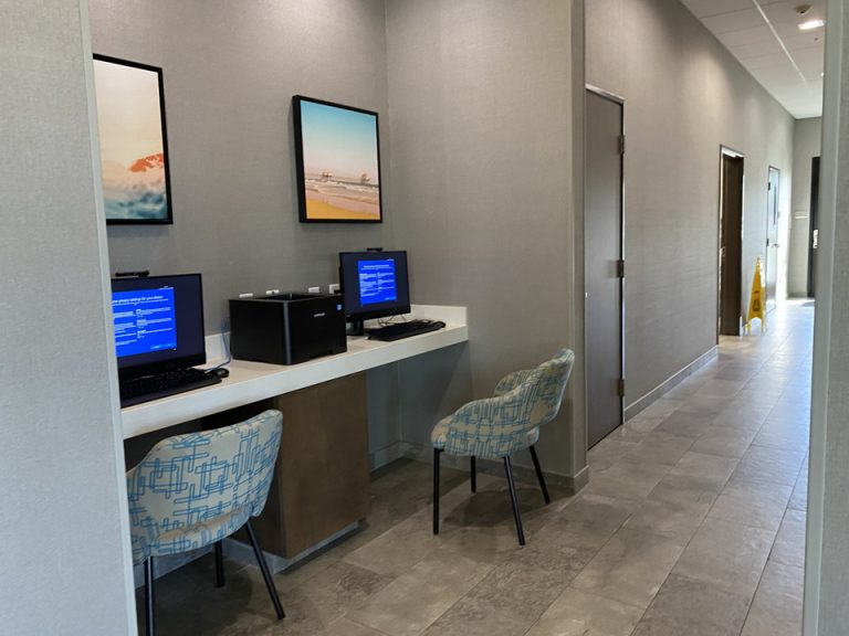 1階フロント横にオフィスがありました。