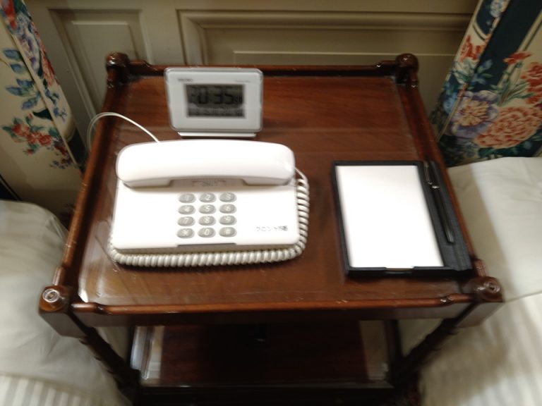 ベッドサイドデスク