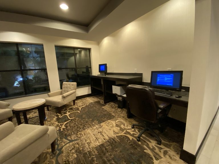 ロビー奥にはオープンでオフィスもありました